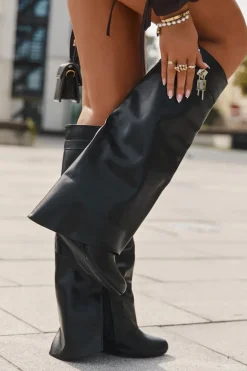 Kozaki Damskie Na Koturnie Z Paskiem I Srebrnym Detalem Eko Skórzane Czarne Korivelle