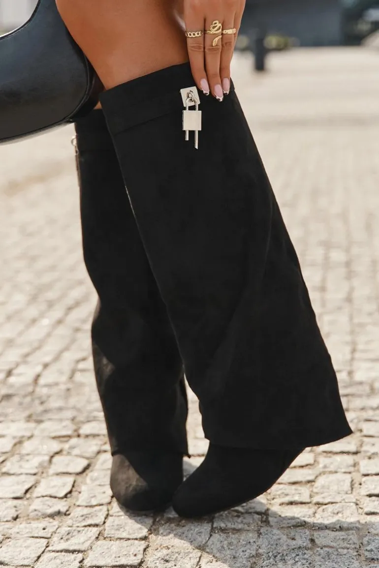 Kozaki Damskie Na Koturnie Z Paskiem I Srebrnym Detalem Czarne Korivelle