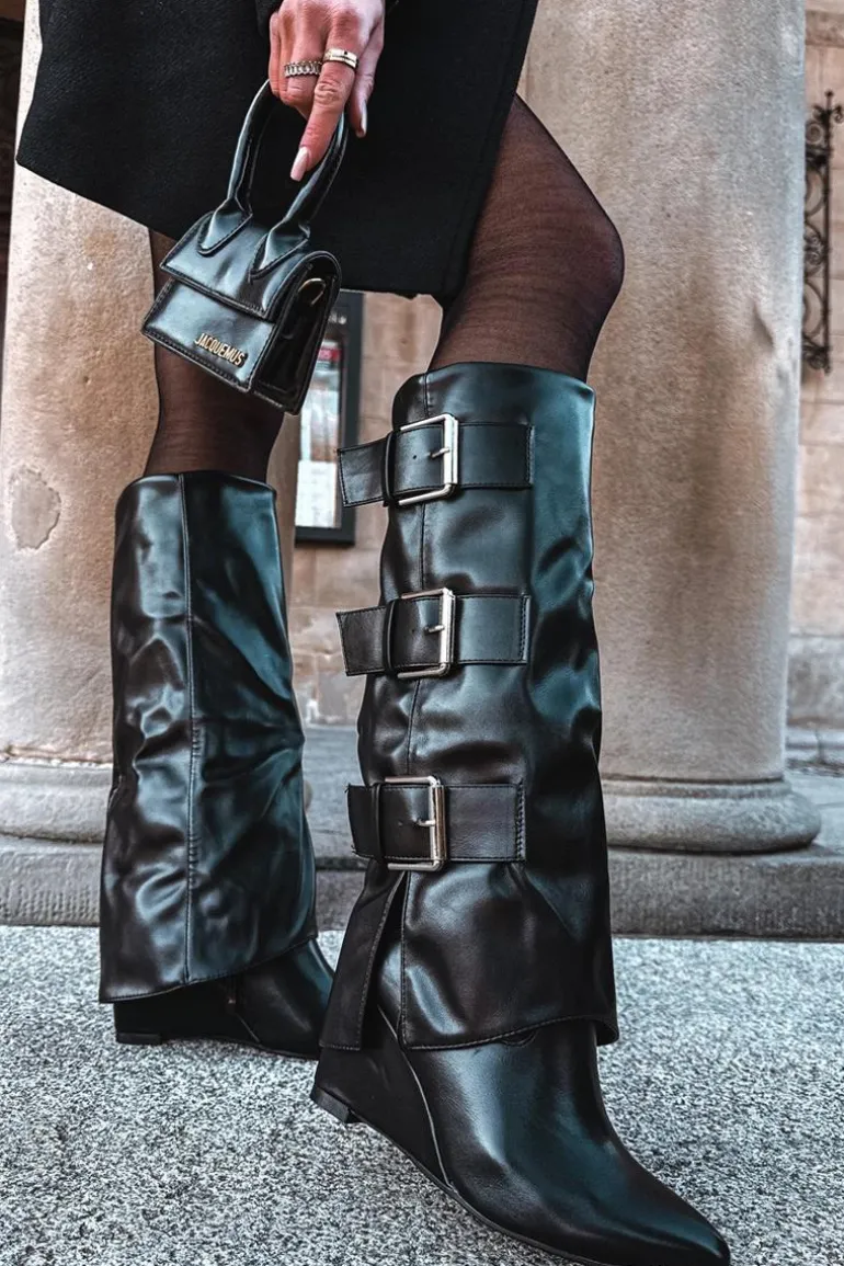 Kozaki Damskie Na Koturnie Z Wywiniętą Cholewką I Srebrnymi Klamrami Czarne Sarisse