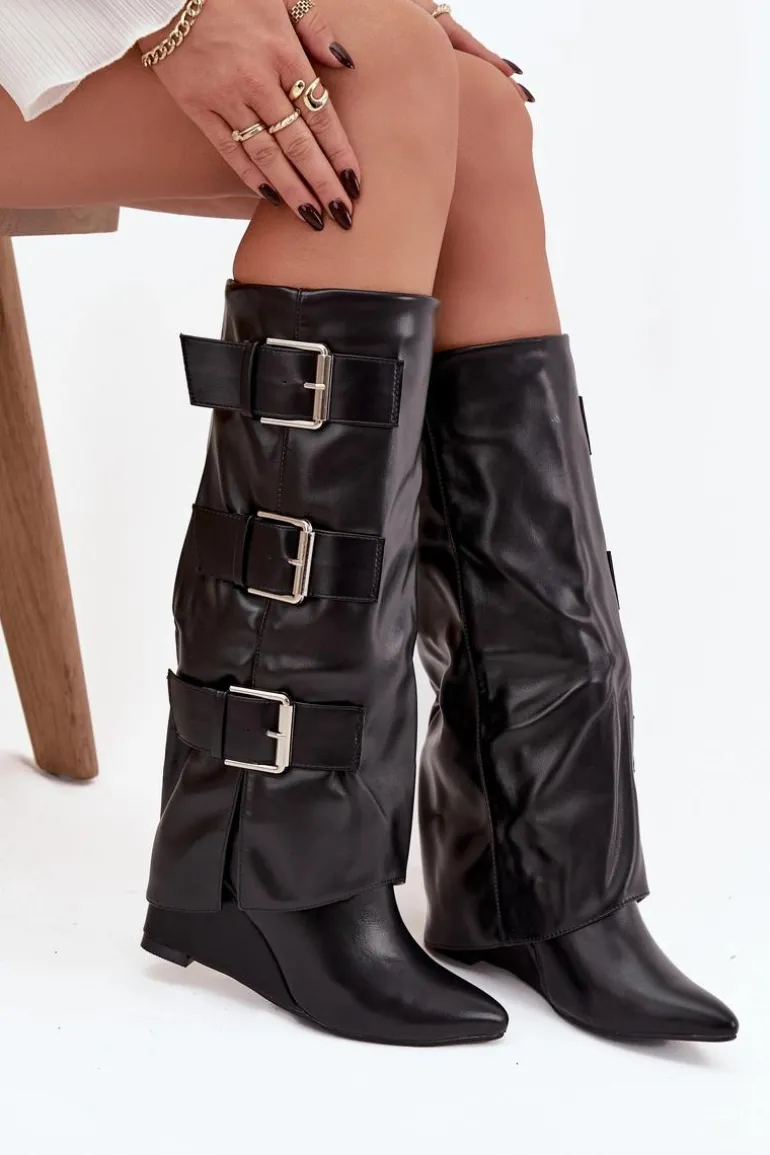 Kozaki Damskie Na Koturnie Z Wywiniętą Cholewką I Srebrnymi Klamrami Czarne Sarisse