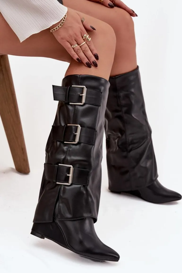 Kozaki Damskie Na Koturnie Z Wywiniętą Cholewką I Srebrnymi Klamrami Czarne Sarisse