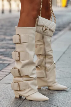 Kozaki Damskie Na Słupku Z Wywiniętą Cholewką I Złotymi Klamrami Jasnobeżowe Isavelle