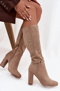 Kozaki Damskie Na Słupku Ze Złotą Klamrą Ocieplane Beżowe Seraphine
