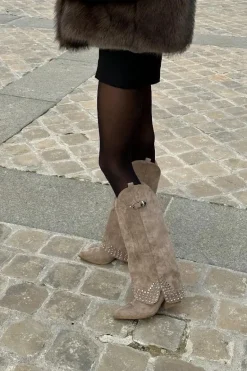 Kozaki Z Wywiniętą Cholewką Na Słupku Ciemnobeżowe Iveliri