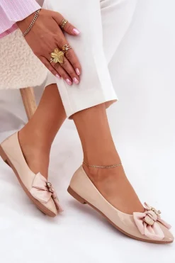 Lakierowane Baleriny Z Kokardą I Złotą Broszką Beżowe Rivona