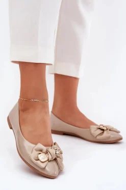 Lakierowane Baleriny Z Kokardą I Złotą Broszką Ciemnobeżowe Rivona