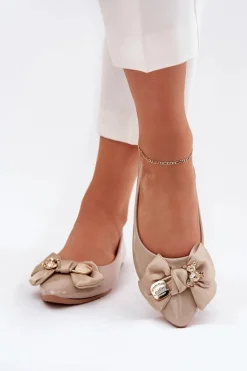 Lakierowane Baleriny Z Kokardą I Złotą Broszką Ciemnobeżowe Rivona