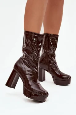 Lakierowane Botki Damskie Na Platformie I Słupkowym Obcasie Czekoladowe Calvessa