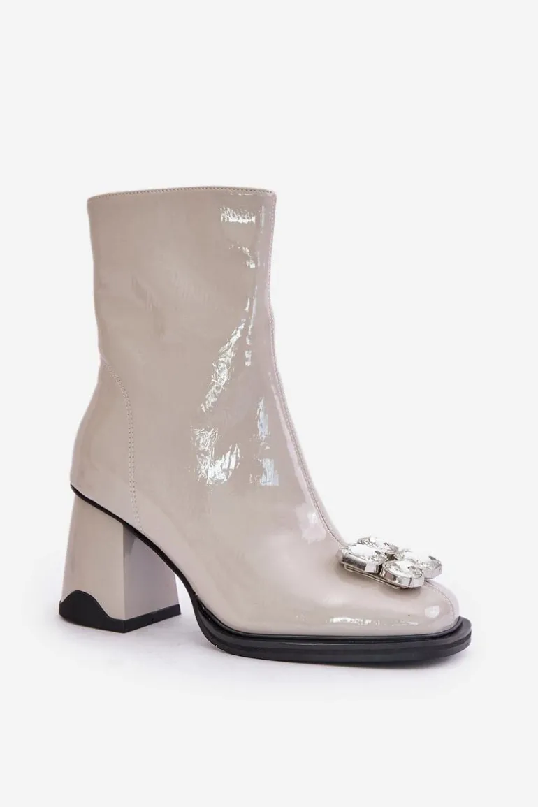 Lakierowane Botki Damskie Na Słupku Z Ozdobą D&A MR880-019 Jasnoszare