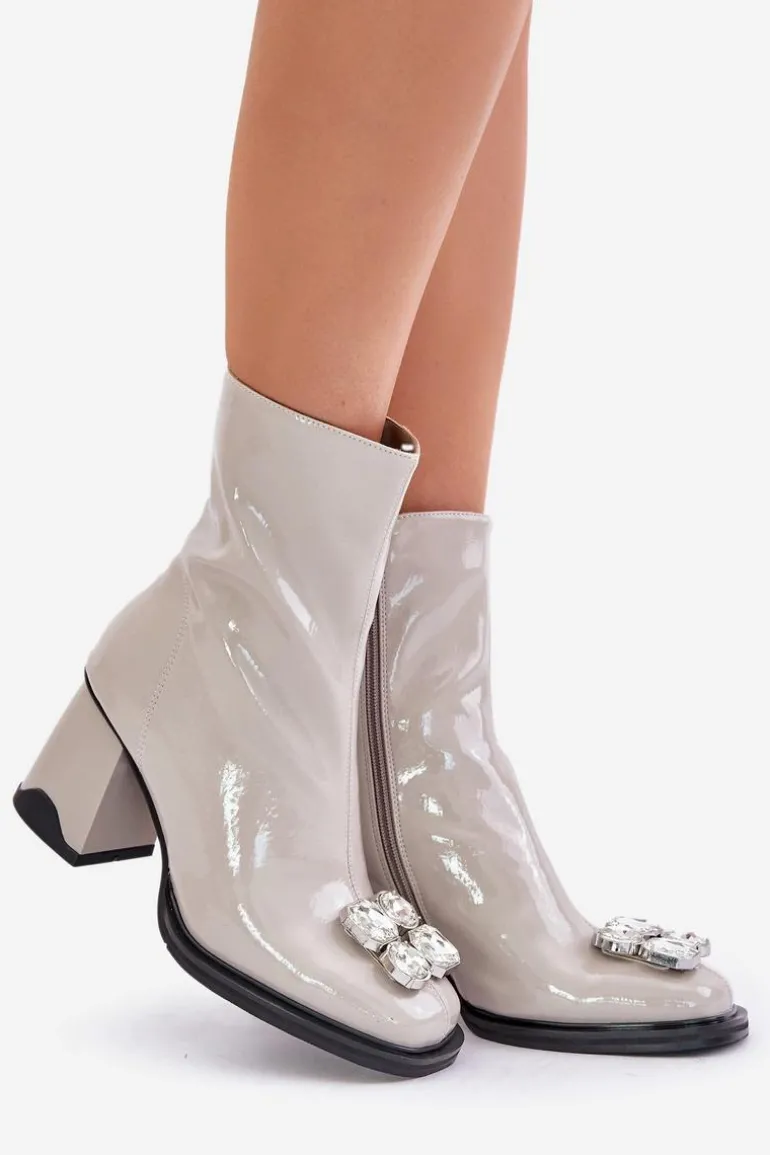 Lakierowane Botki Damskie Na Słupku Z Ozdobą D&A MR880-019 Jasnoszare
