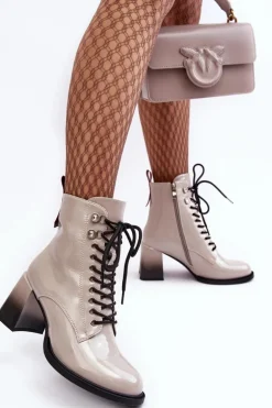 Lakierowane Botki Na Słupku Sznurowane D&A MR870-06 Jasnoszare