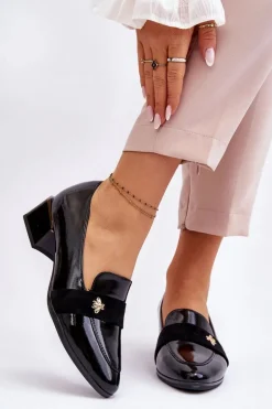 Lakierowane Czółenka Na Niskim Obcasie Z Ozdobą Czarne Doria