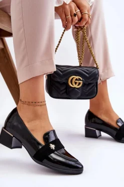 Lakierowane Czółenka Na Niskim Obcasie Z Ozdobą Czarne Doria