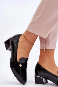 Lakierowane Czółenka Na Niskim Obcasie Z Ozdobą Czarne Doria