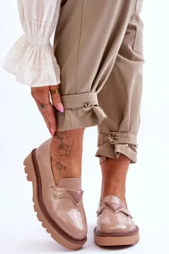 Lakierowane Damskie Mokasyny Na Platformie Z Ozdobą Beżowe Jonett