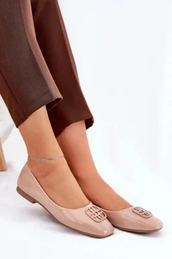 Lakierowane Eleganckie Baleriny Damskie Z Ozdobnym Detalem Vinceza 17377 Beżowe