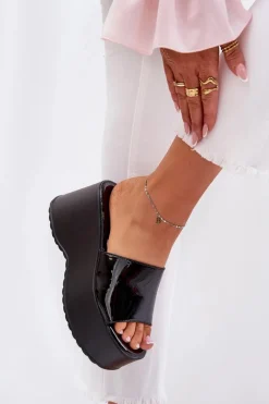 Lakierowane Klapki Damskie Na Platformie I Koturnie Czarne Nellevia