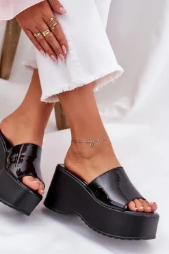 Lakierowane Klapki Damskie Na Platformie I Koturnie Czarne Nellevia