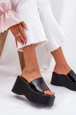 Lakierowane Klapki Damskie Na Platformie I Koturnie Czarne Nellevia