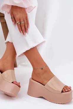 Lakierowane Klapki Damskie Na Platformie I Koturnie Beżowe Nellevia