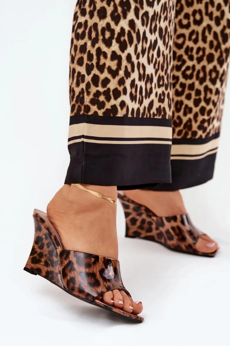 Lakierowane Klapki Damskie Na Koturnie Panterka Brązowe Nelithin