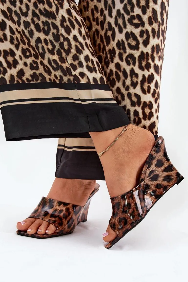 Lakierowane Klapki Damskie Na Koturnie Panterka Brązowe Nelithin