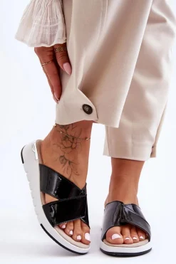 Lakierowane Klapki Na Niskim Koturnie S.Barski AL22469 Czarne