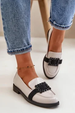 Lakierowane Mokasyny Damskie Z Ozdobą Jasnoszare Vinceza 58389