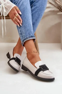 Lakierowane Mokasyny Damskie Z Ozdobą Jasnoszare Vinceza 58389