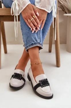 Lakierowane Mokasyny Damskie Z Ozdobą Jasnoszare Vinceza 58389