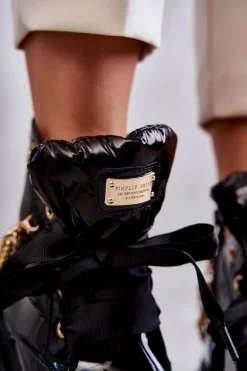 Lakierowane Ocieplane Botki Z Łańcuszkiem Czarne Karoline