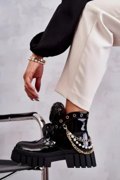 Lakierowane Ocieplane Botki Z Łańcuszkiem Czarne Karoline