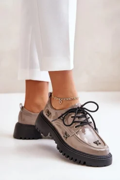 Lakierowane Półbuty Damskie Z Ozdobami Skóra Naturalna Artiker 55C1010 Ciemnobeżowe