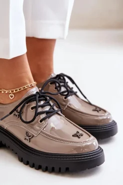 Lakierowane Półbuty Damskie Z Ozdobami Skóra Naturalna Artiker 55C1010 Ciemnobeżowe