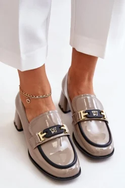 Lakierowane Półbuty Damskie Na Obcasie Z Ozdobą Artiker 55C1054 Beżowe