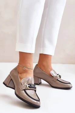 Lakierowane Półbuty Damskie Na Obcasie Z Ozdobą Artiker 55C1054 Beżowe