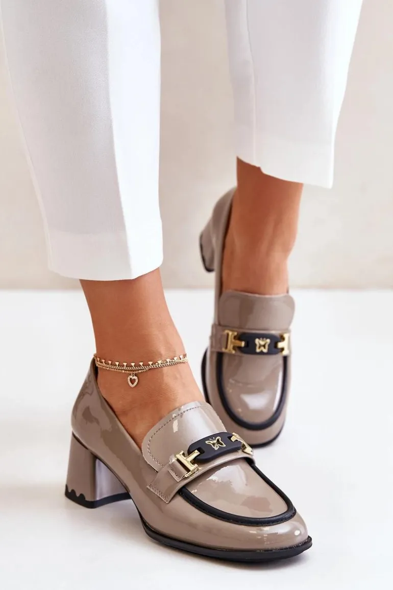 Lakierowane Półbuty Damskie Na Obcasie Z Ozdobą Artiker 55C1054 Beżowe