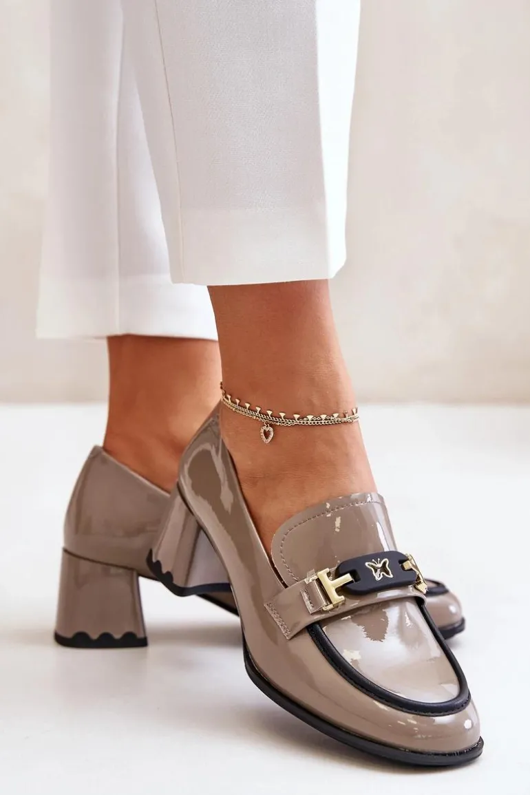 Lakierowane Półbuty Damskie Na Obcasie Z Ozdobą Artiker 55C1054 Beżowe