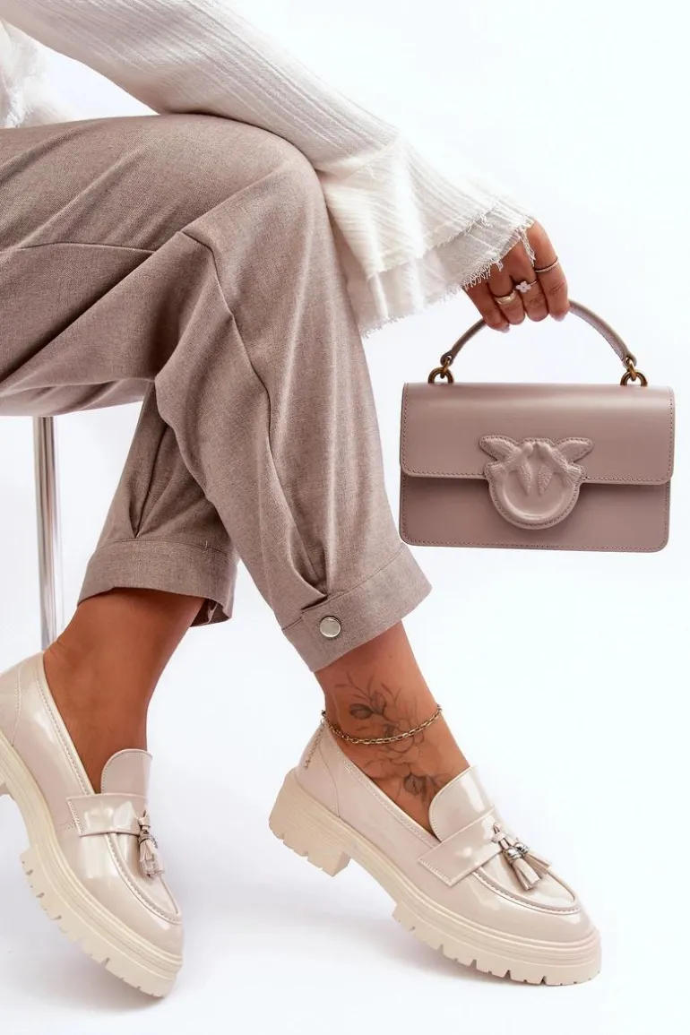 Lakierowane Półbuty Loafersy Z Frędzlami Jasnobeżowe Velenase