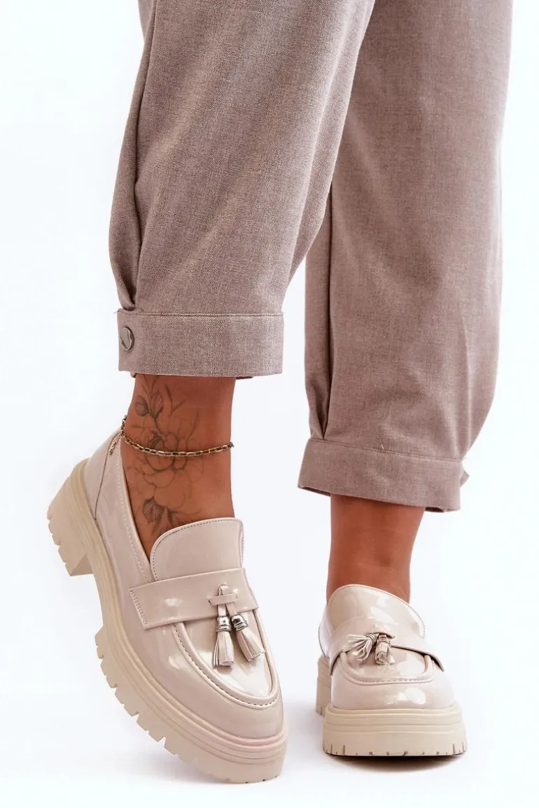 Lakierowane Półbuty Loafersy Z Frędzlami Jasnobeżowe Velenase