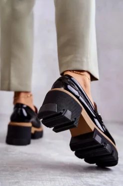 Lakierowane Półbuty Na Obcasie Ze Złotą Ozdobą Czarne Lurdes