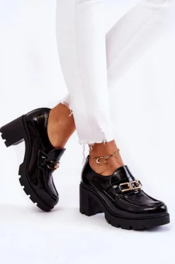 Lakierowane Półbuty Na Słupku Ze Złotą Ozdobą Czarne Mikeyla