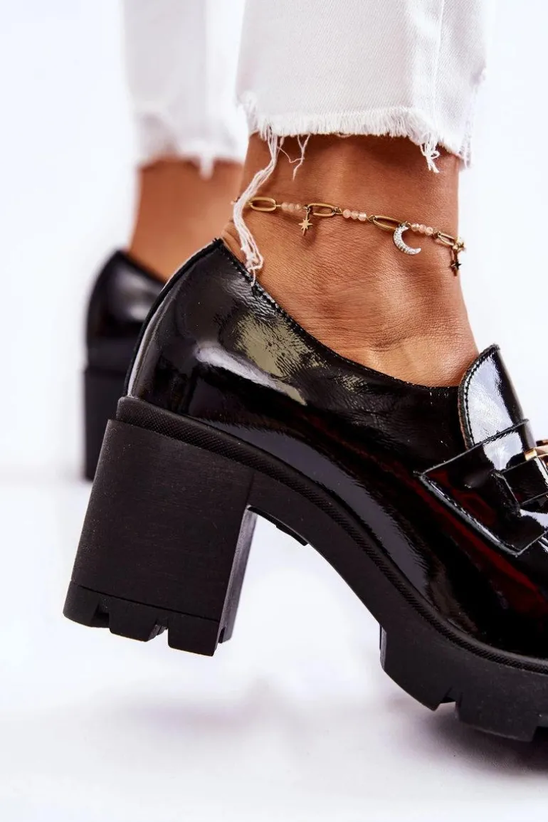 Lakierowane Półbuty Na Słupku Ze Złotą Ozdobą Czarne Mikeyla