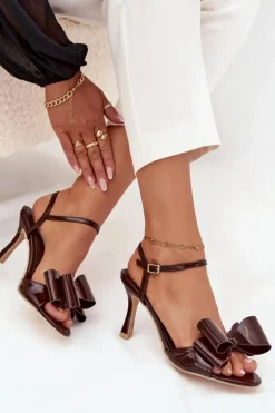 Lakierowane Sandały Na Szpilce Z Kokardą Czekoladowe Noliva
