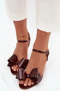 Lakierowane Sandały Na Szpilce Z Kokardą Czekoladowe Noliva