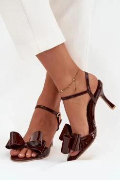 Lakierowane Sandały Na Szpilce Z Kokardą Czekoladowe Noliva