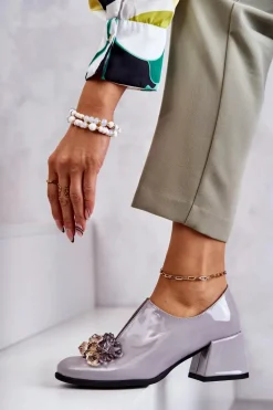 Lakierowane Skórzane Półbuty Gładkie Z Ciemną Ozdobą Szare Delaver