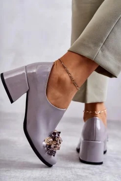 Lakierowane Skórzane Półbuty Gładkie Z Ciemną Ozdobą Szare Delaver