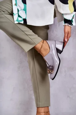 Lakierowane Skórzane Półbuty Gładkie Z Ciemną Ozdobą Szare Delaver