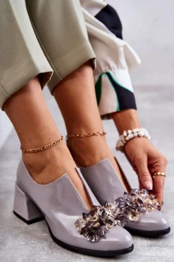 Lakierowane Skórzane Półbuty Gładkie Z Ciemną Ozdobą Szare Delaver